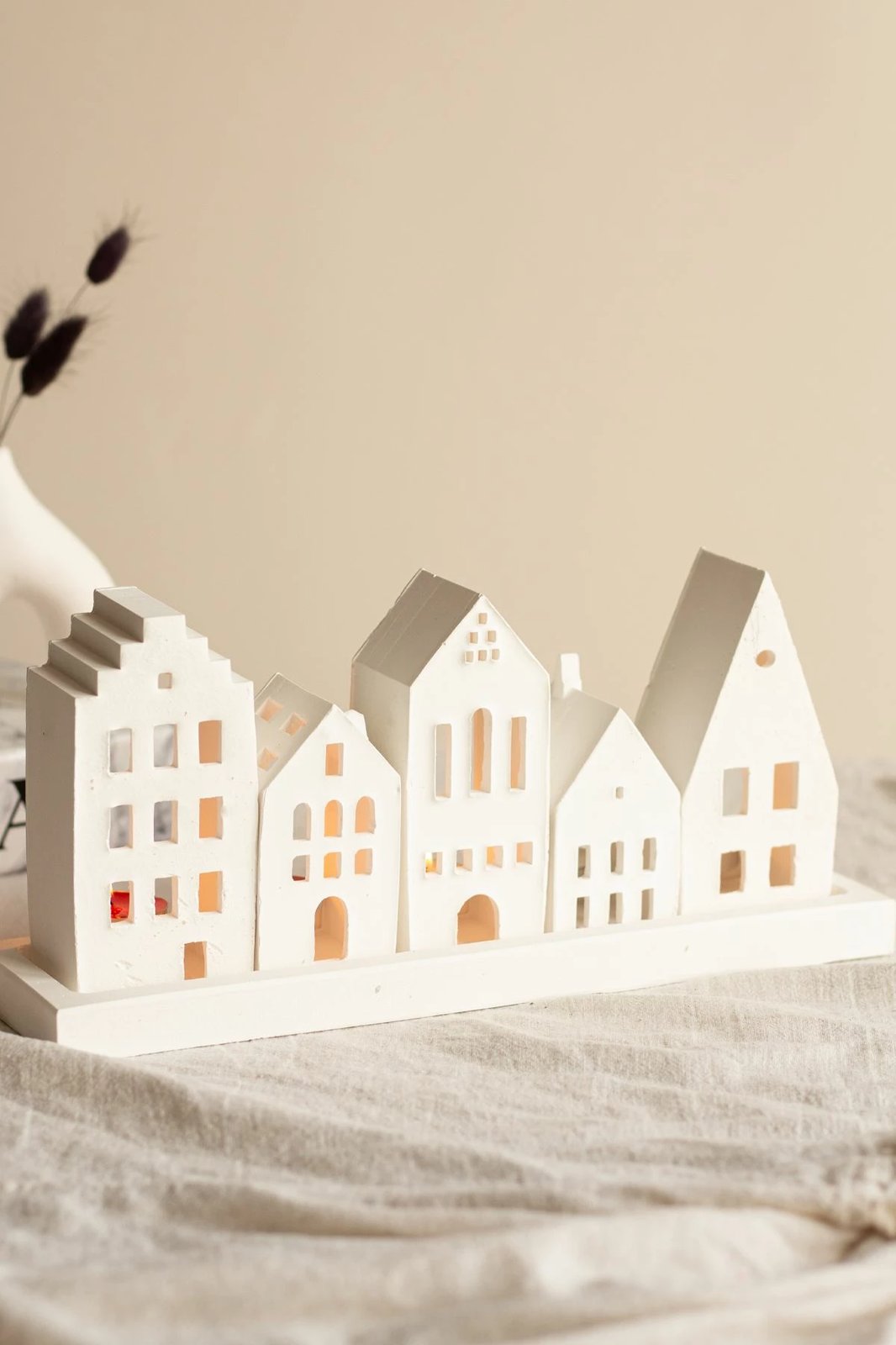 Qiri mbajtës dekorativ, pesë shtëpi, ngjyrë e bardhë