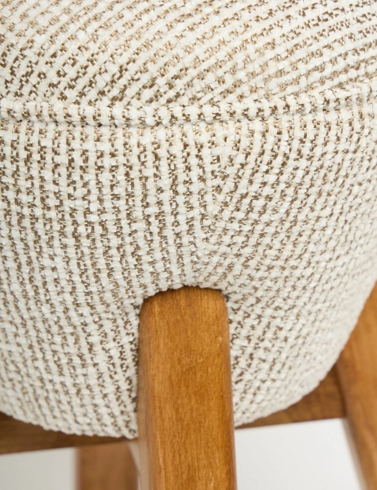 Tufet Hermod, krem dhe arre, Atelier del Sofa