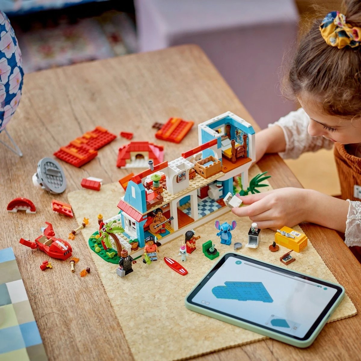 Set ndërtimi LEGO Disney Beach House Lilo and Stitch 43268, 834 pjesë