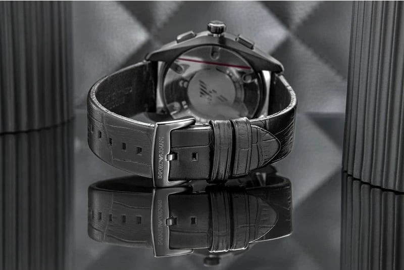 Orë dore për meshkuj Emporio Armani, e zezë