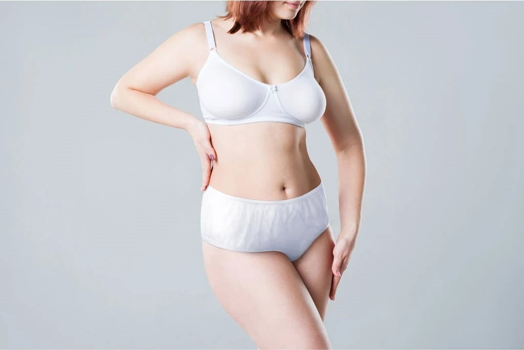 të brendshme paslindjeje njëpërdorimëshe, Akuku, Premium, madhësia M, të bardha, set 5 copë