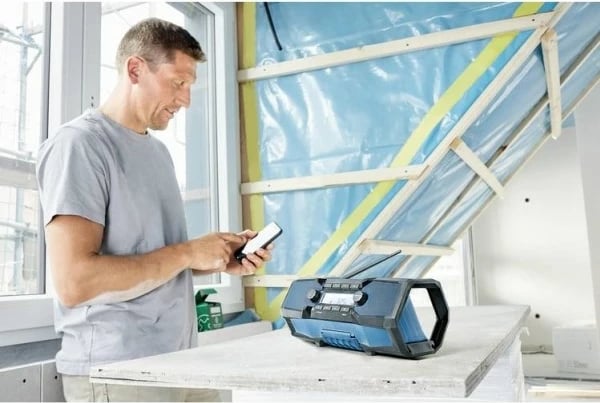 Radio portative BOSCH GPB 18V-2 C, digjitale, 18V, e zezë/blu/argjendtë