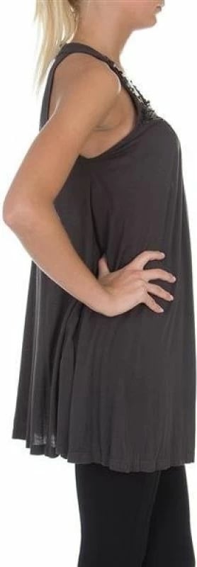 Top për femra Guess, me sekuenca