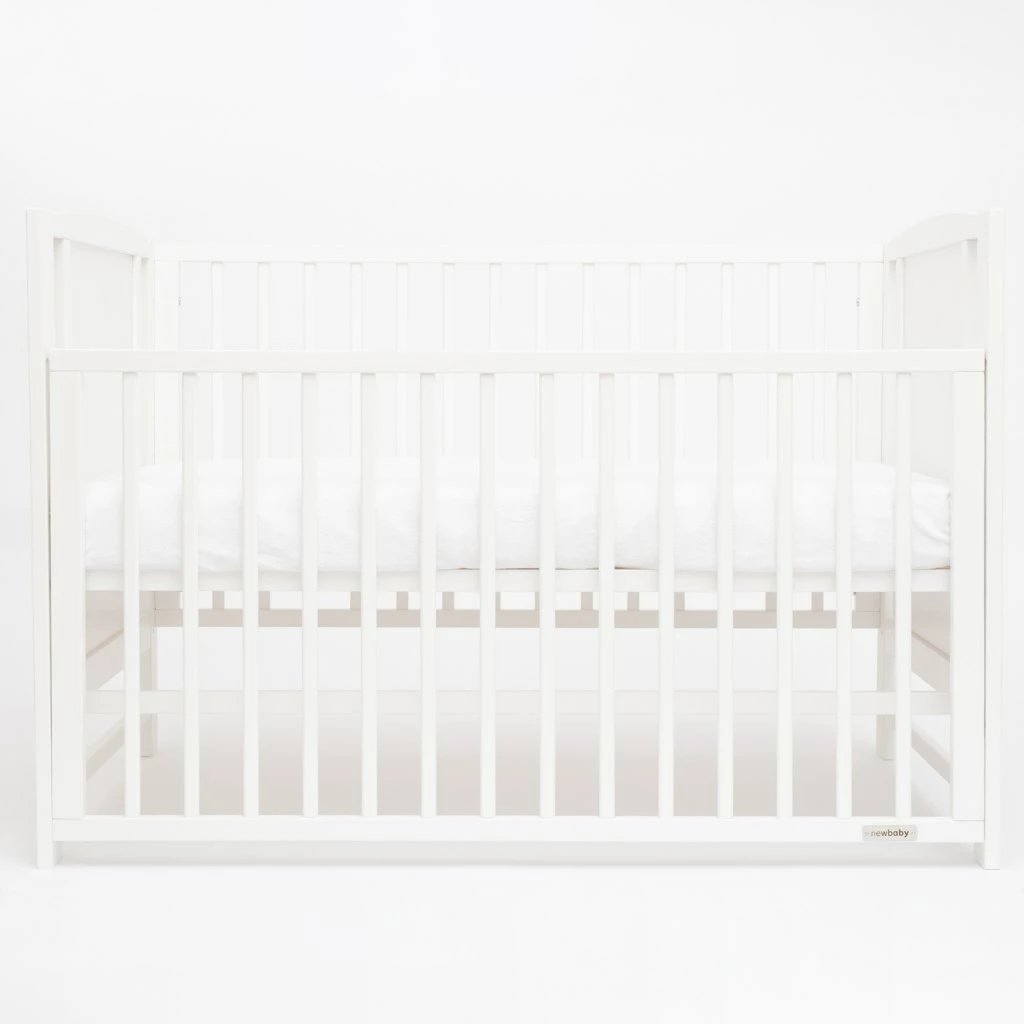 Krevat bebe New Baby BEA Zebra 120x60 cm me anësore të ulshme me një dorë, 3 nivele baze, dru pishe, e bardhë