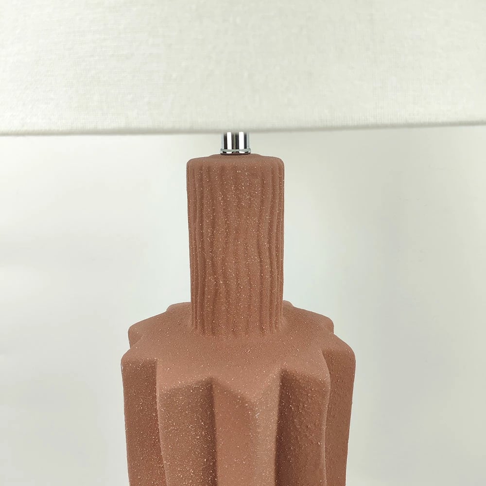 Llambë tavoline EGLI, qeramikë terrakote, abazhur liri i bardhë, 34x34x100cm