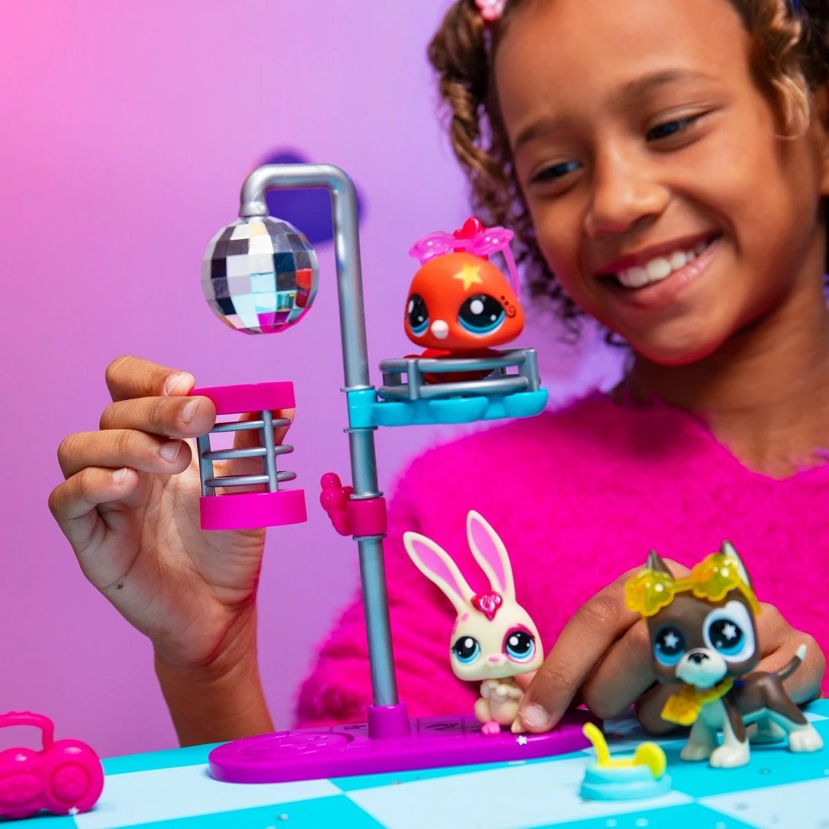 Set figurina Littlest Pet Shop Disco Nights Play Pack, 3 copë, me aksesorë