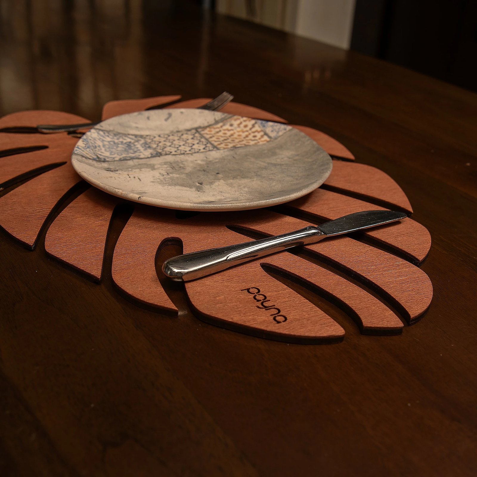 Set nënshtruesish tavoline prej druri (6 copë), Hermia, Monstera - ngjyrë rozë