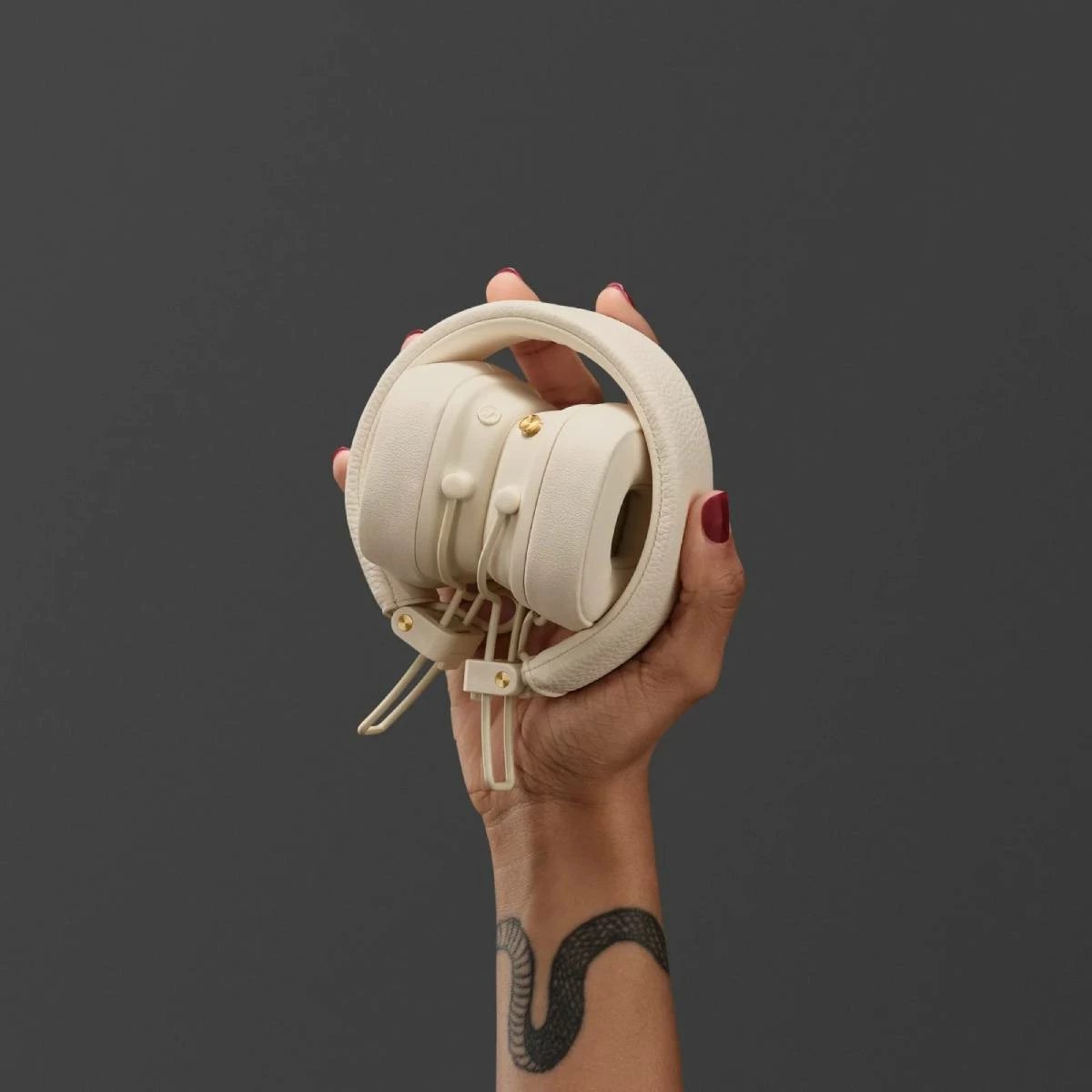 Kufje on-ear wireless, Marshall Major V, Bluetooth 5.3, 100 orë bateri, me mikrofon, karikim me valë, krem