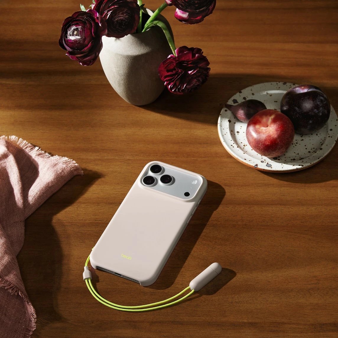 Mbështjellës Apple Beats Kickstand për iPhone 17 Pro Max, MagSafe, Bezhe