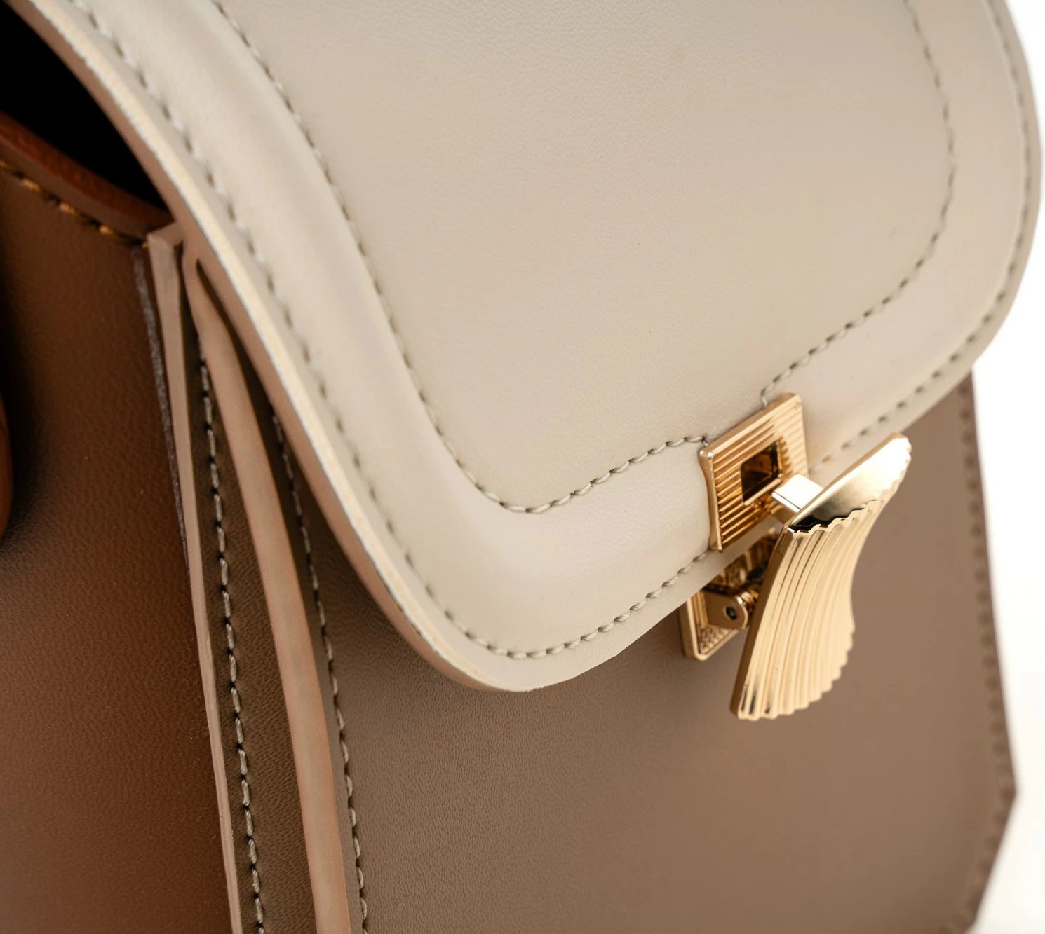 Çantë crossbody Vince Camuto, ngjyrë lagoon - tan, mink, krem