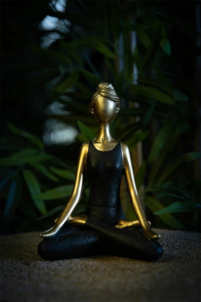 Figurë dekorative VASANTA, grua në meditim, ngjyrë ari e zezë, 14x9x20cm