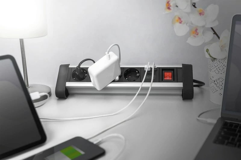 Prizë zgjatuese Digitus DA-70614, 4 dalje Schuko, 2x USB, alumini/zezë, 1.5m