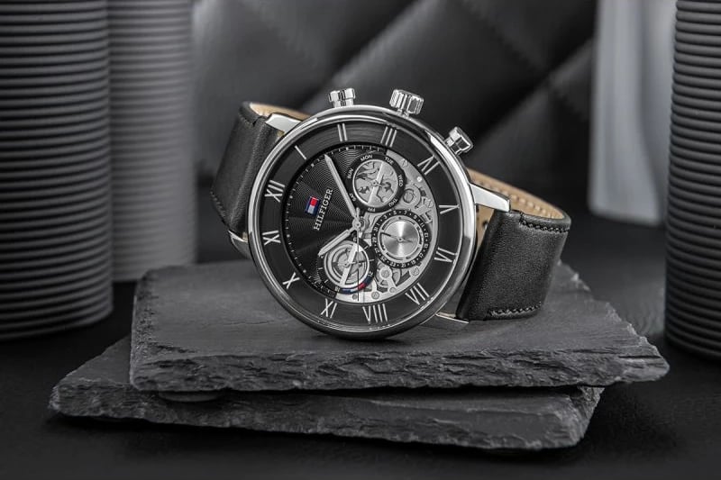 Orë dore për meshkuj Tommy Hilfiger, e zezë