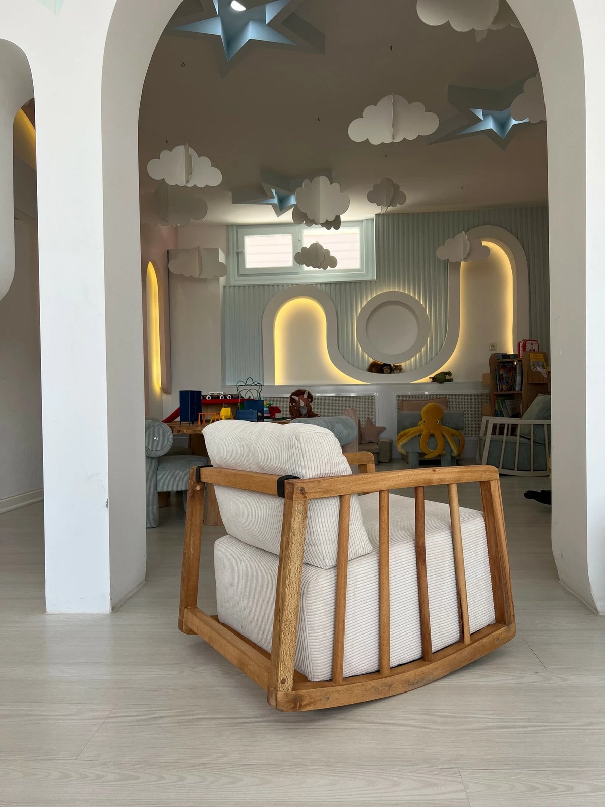 Karrige Wing Atelier del Sofa, Kidi, e bardhë