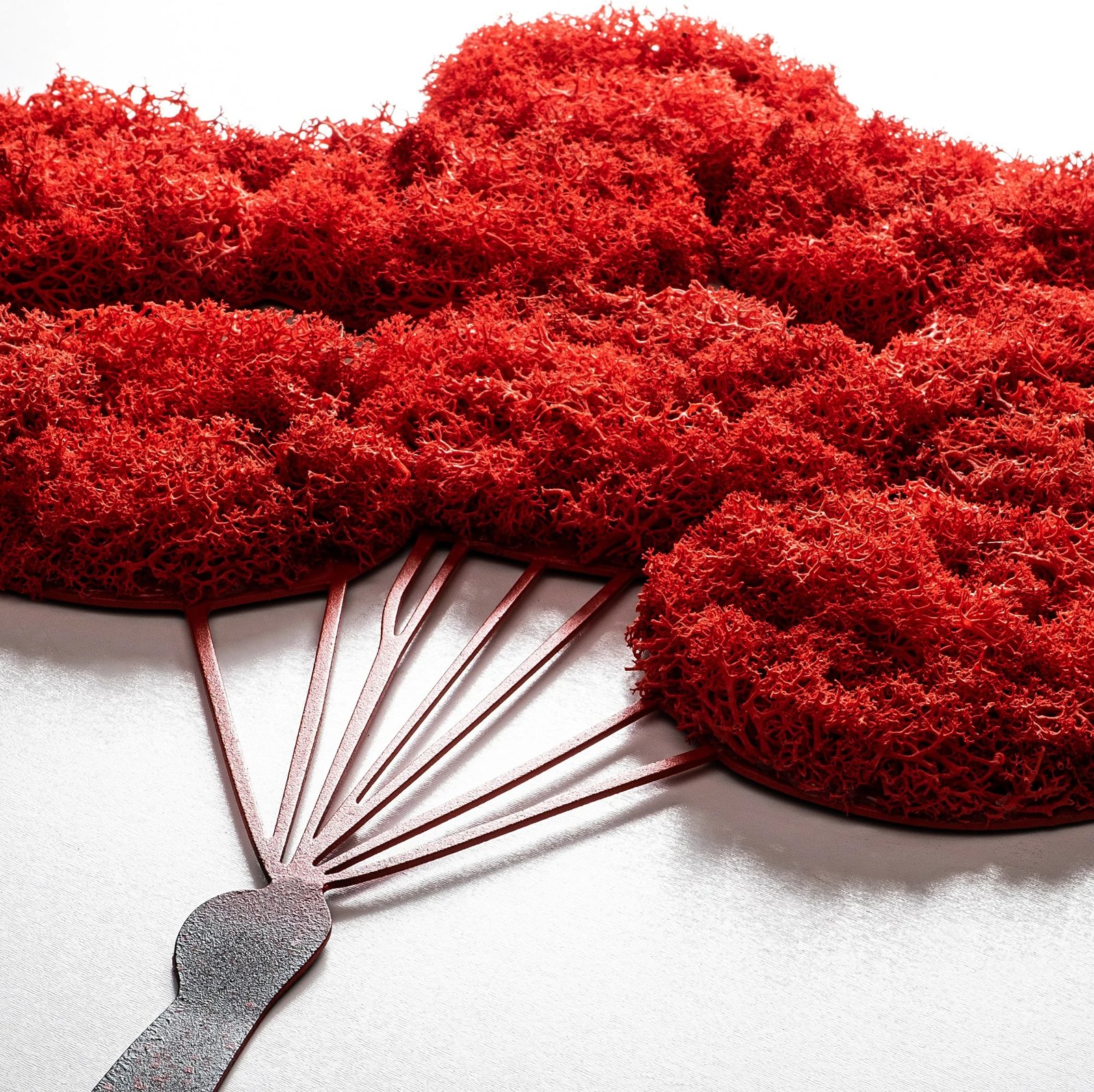 Aksesor dekorativ muri prej metali Wallity, Banksy - 11-1, i kuq dhe i zi, 100x34cm