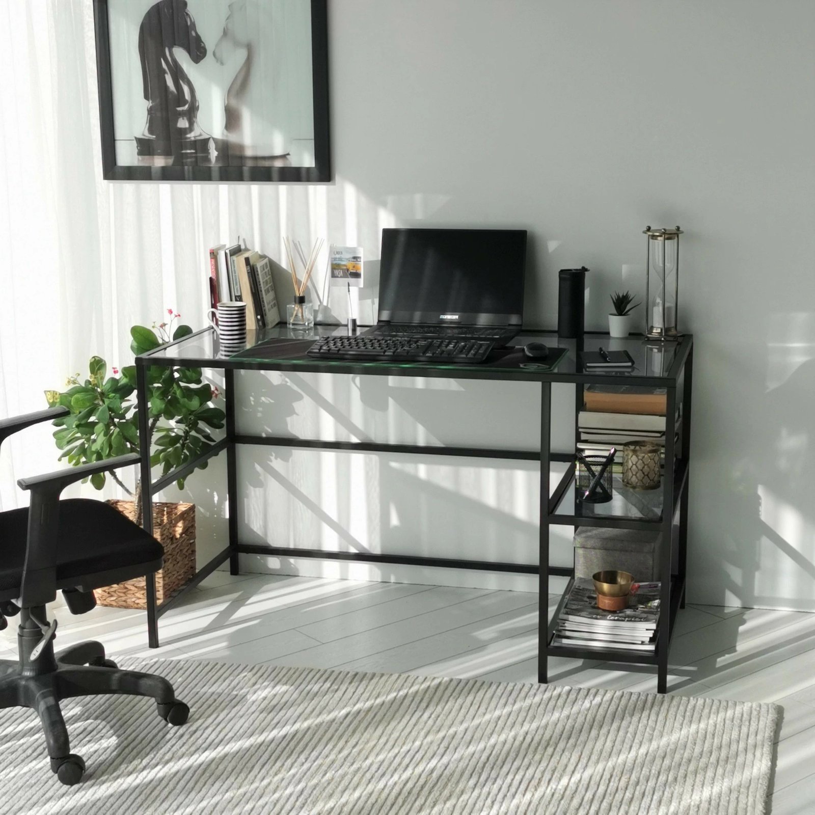 Tavolinë pune moderne Hanah Home, Master Çalışma Masası, 130x60cm, xham i temperuar, kornizë metalike, ngjyrë e zezë dhe fume
