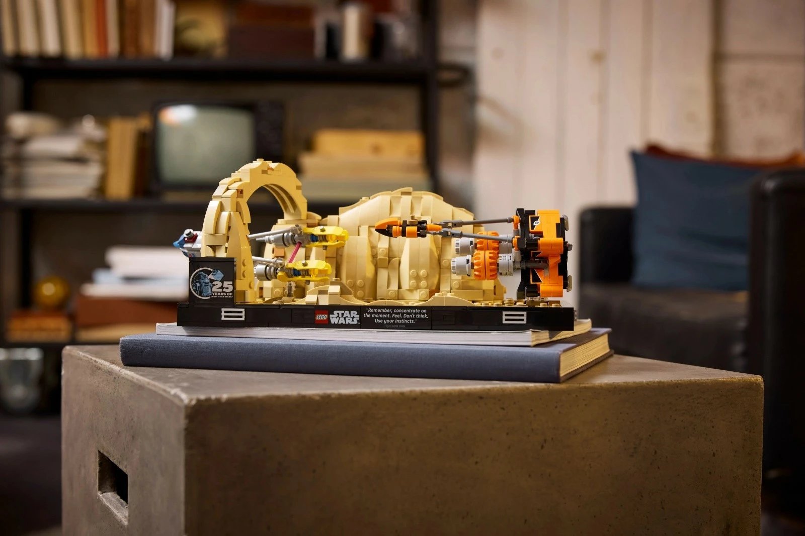 Set ndërtimi LEGO Star Wars Diorama 75380 Mos Espa Racer Race, 718 pjesë, për të rritur