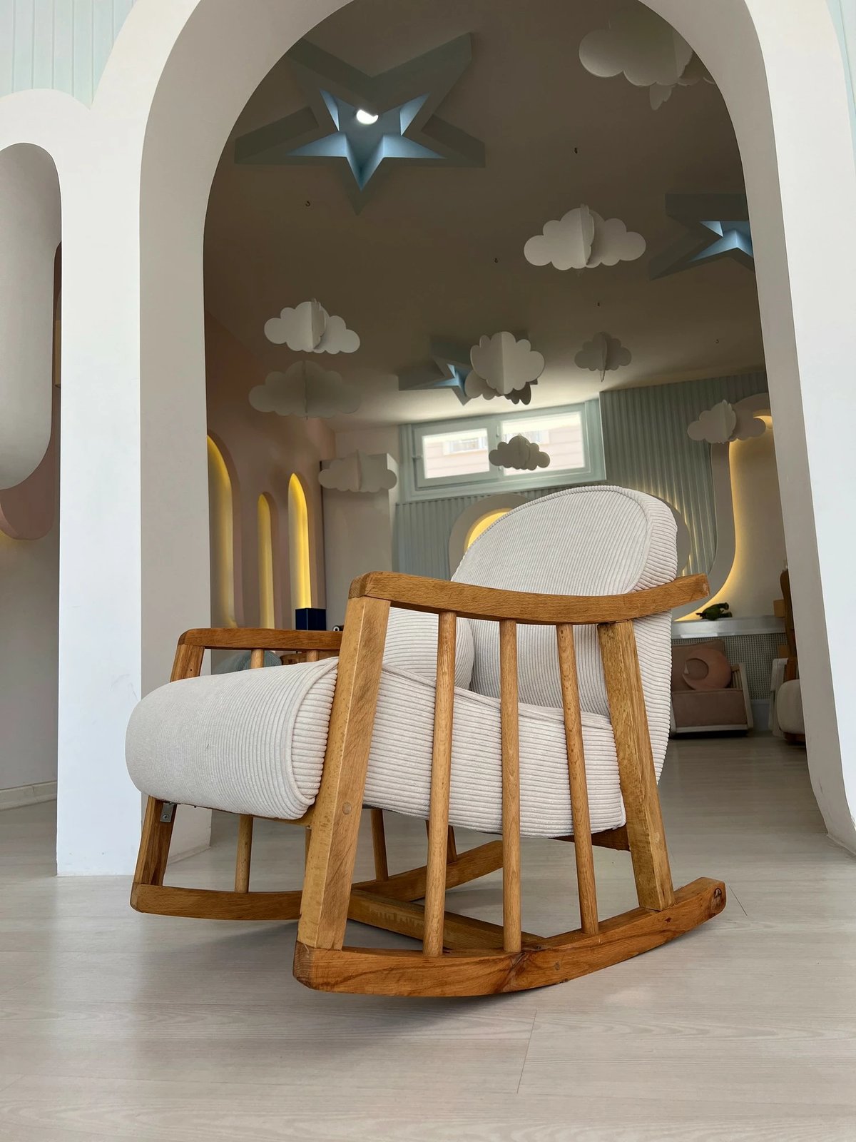 Karrige lëkundëse Wing, Atelier del Sofa, Kleamini, e bardhë Karrige lëkundëse Wing, Atelier del Sofa, Kleamini, e bardhë