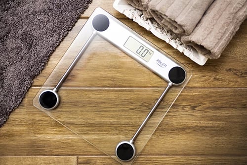 Peshore banjoje Adler AD 8121, 150 kg, saktësi 100 g, xham i kalitur, ekran LCD