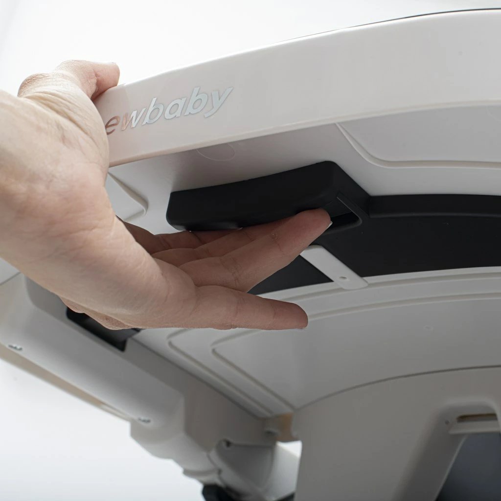 Karrige e lartë për bebe, NEW BABY Iris, shpinore 6 pozicione, lartësi 5 nivele, rripa sigurie 5-pikësh, tabaka dyshe, mbulesë eko-lëkurë, e zezë