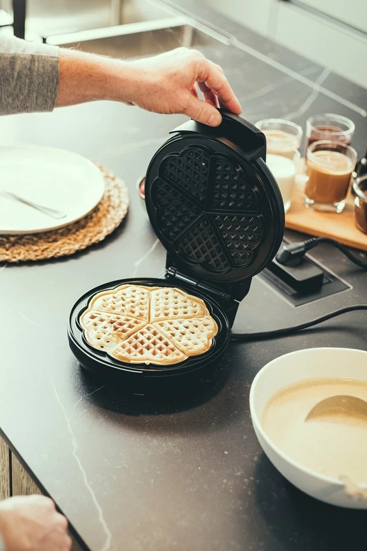 Aparat për vafla Severin WA 2103, 4 vafla, 1200 W, Inoks, Zi/Argjendtë