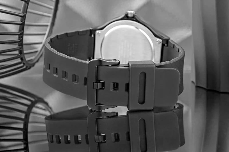 Orë dore për meshkuj Casio, e zezë