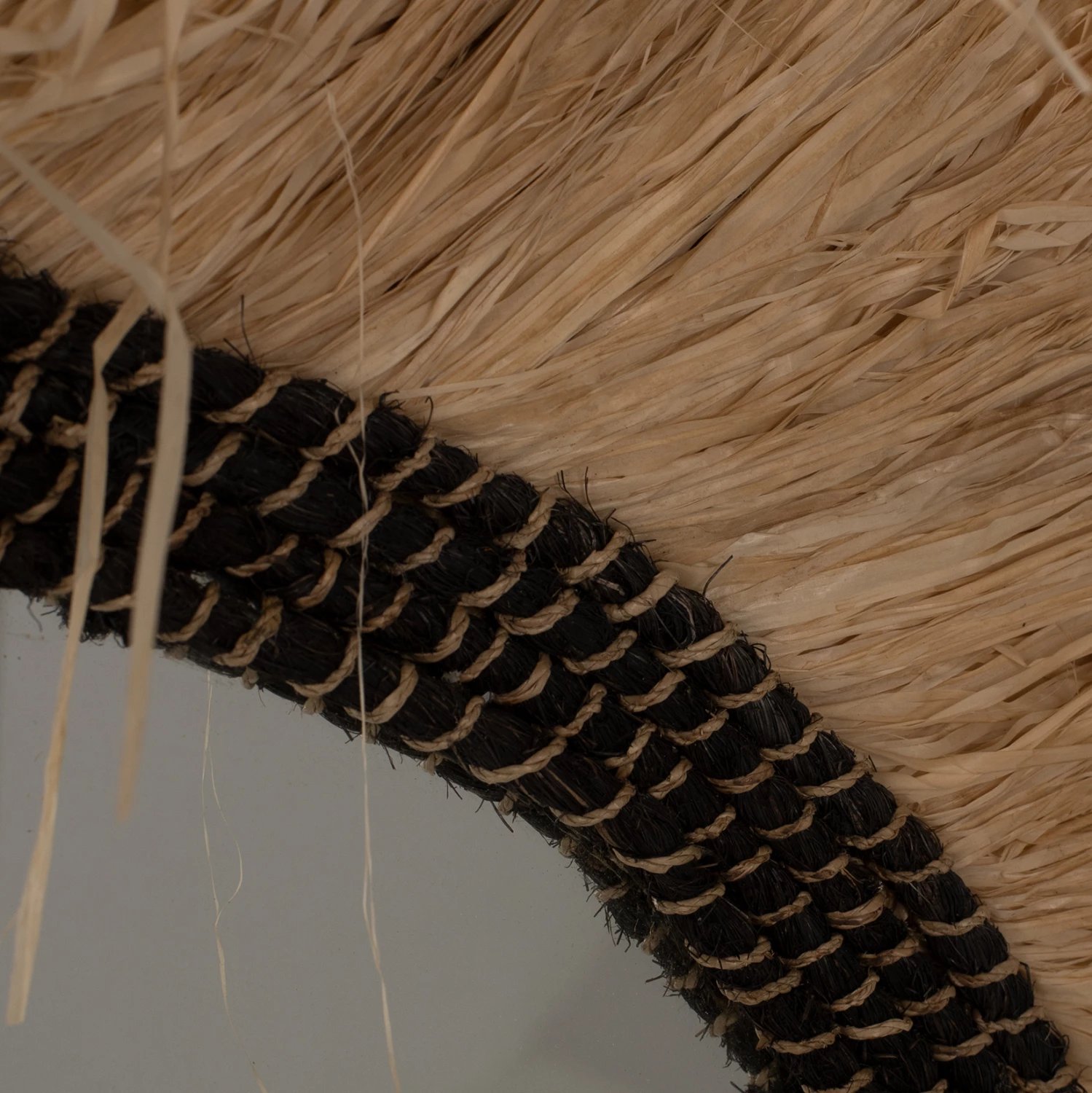 Pasqyrë rrethore me kornizë nga fibra sisal dhe abaca, ngjyrë natyrale-e zezë, Φ90cm, FH7746