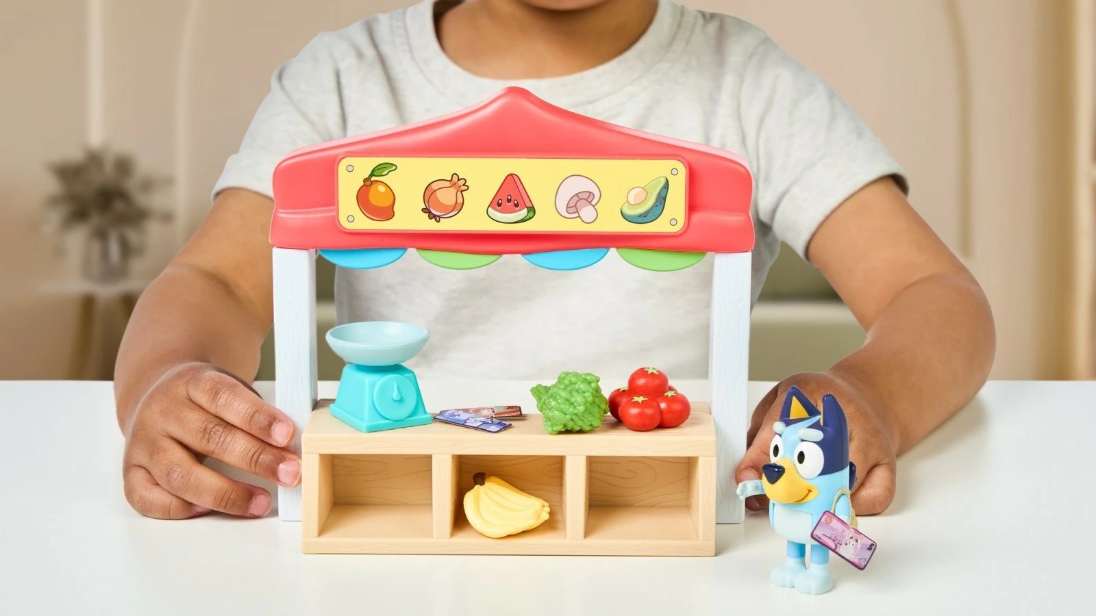 Set figurina Bluey Mini, Tm Toys BLU17555, me stendë tregu dhe aksesorë, shumëngjyrësh