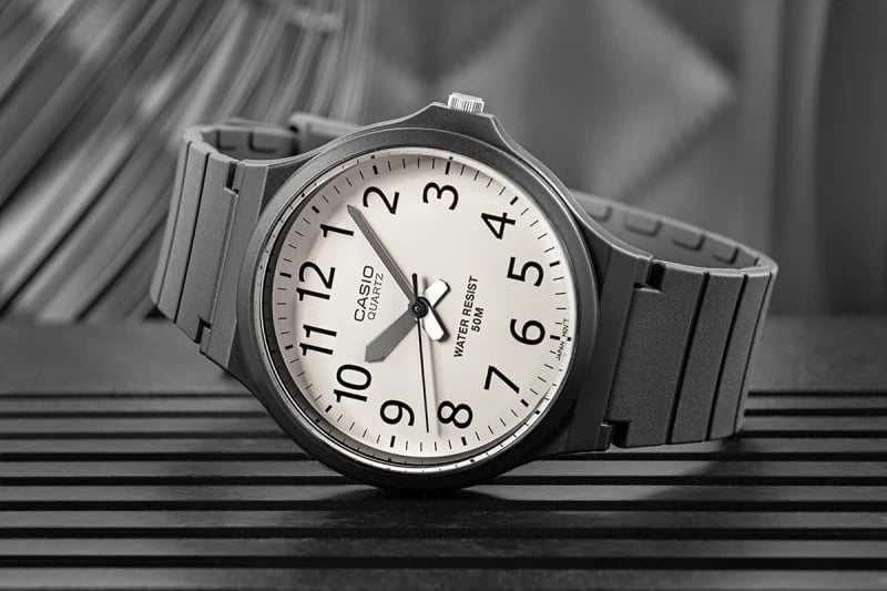 Orë dore për meshkuj Casio, e zezë