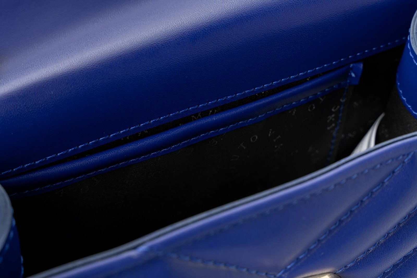 Çantë krahu Vince Camuto, Bella, ngjyrë sax blue