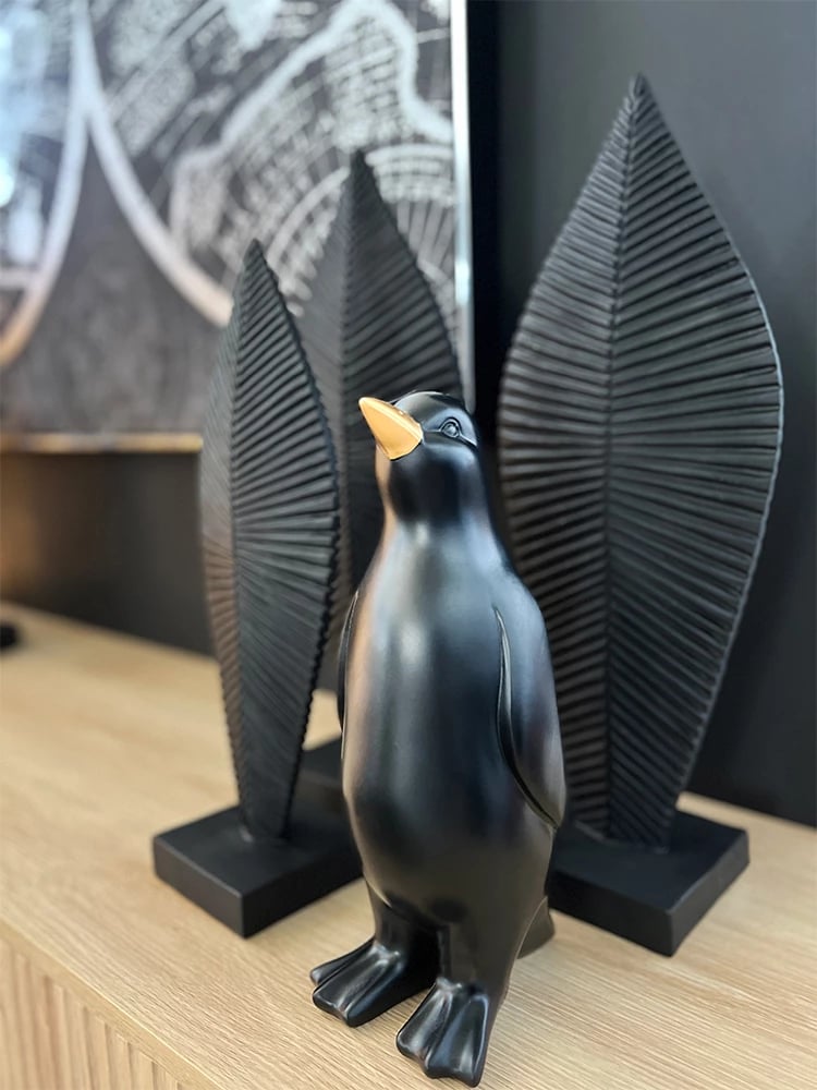 Dekor për Krishtlindje, pinguin, polirezine, ngjyrë e zezë dhe e artë, 13x13x29cm Dekor për Krishtlindje, pinguin, polirezine, ngjyrë e zezë dhe e artë, 13x13x29cm