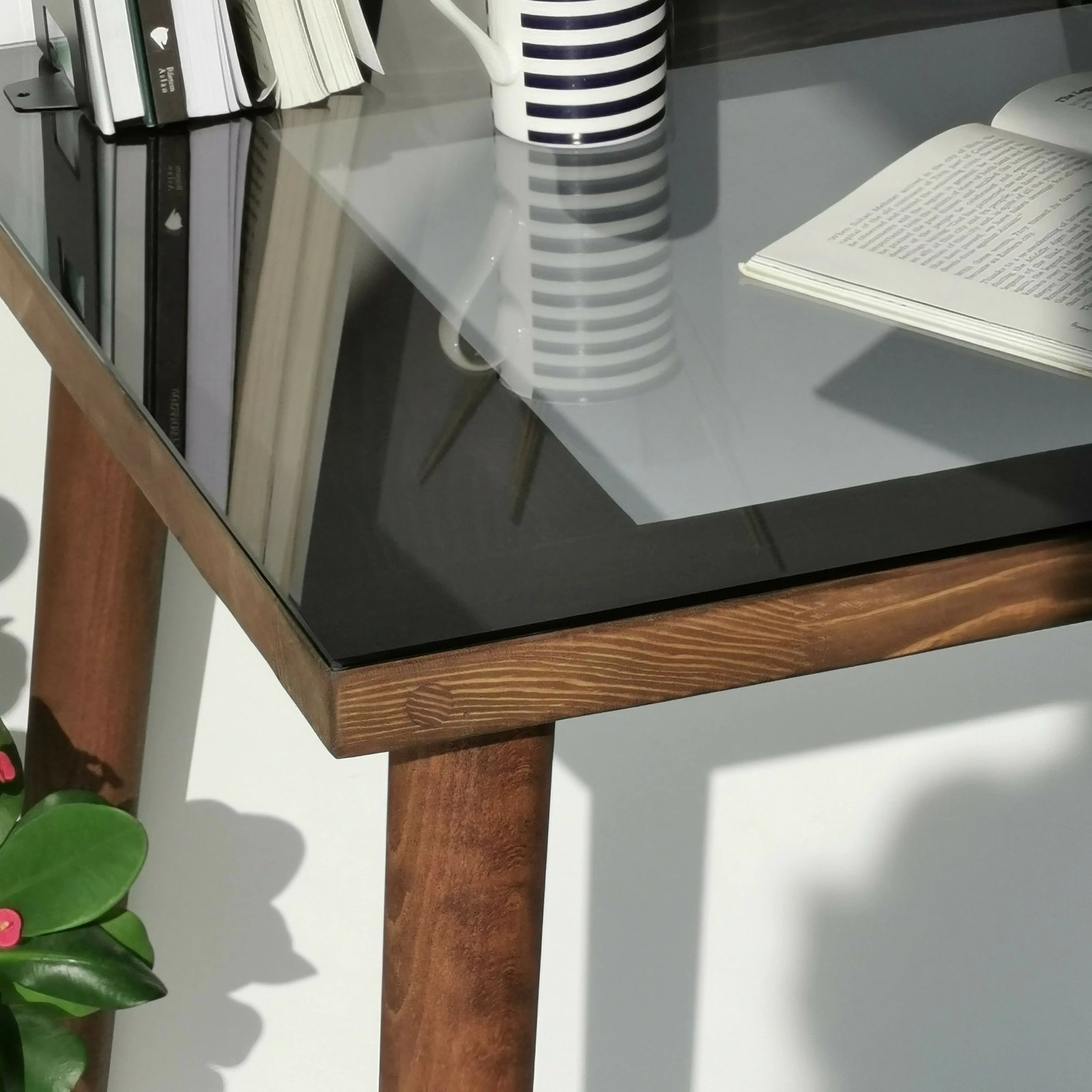 Tavolinë pune Hanah Home, ngjyrë arre, xham i temperuar, këmbë druri