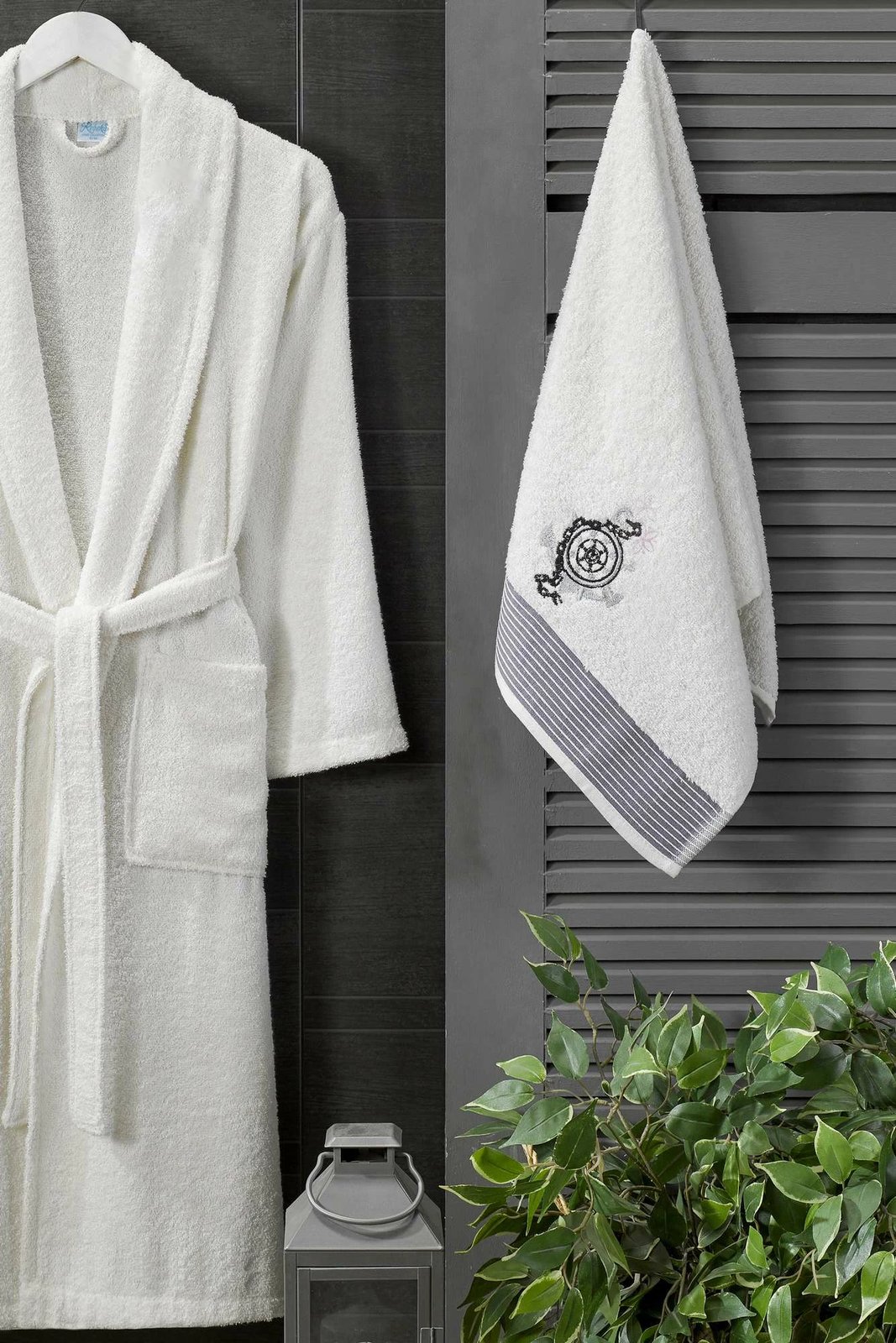 Set për burrë, robdishan krem, Mijolnir, Cora