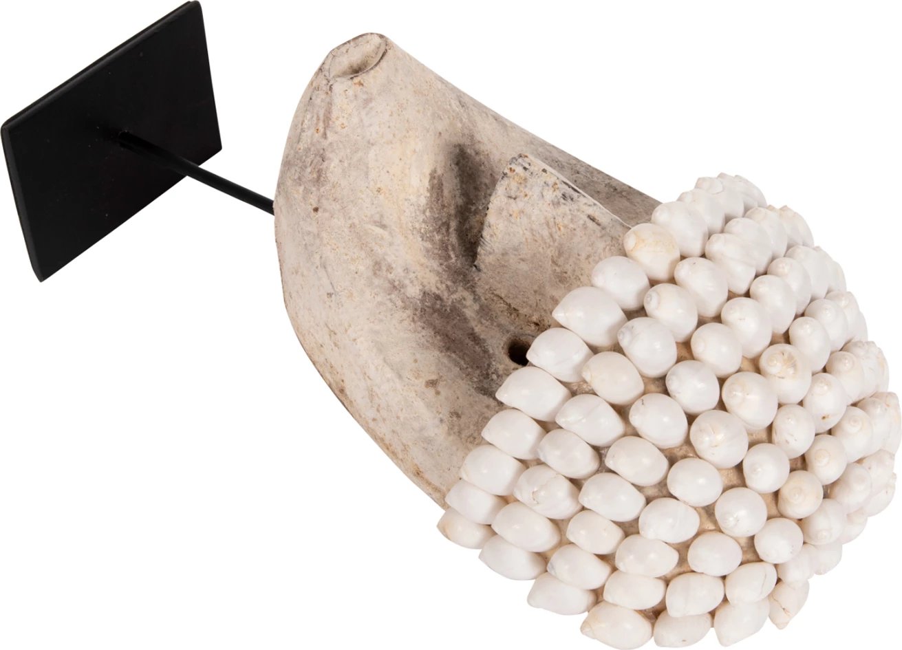 Dekor tavoline, fytyrë prej druri dhe guaskash, në qëndrim metalik të zi, FH4314, 16x11x32H cm