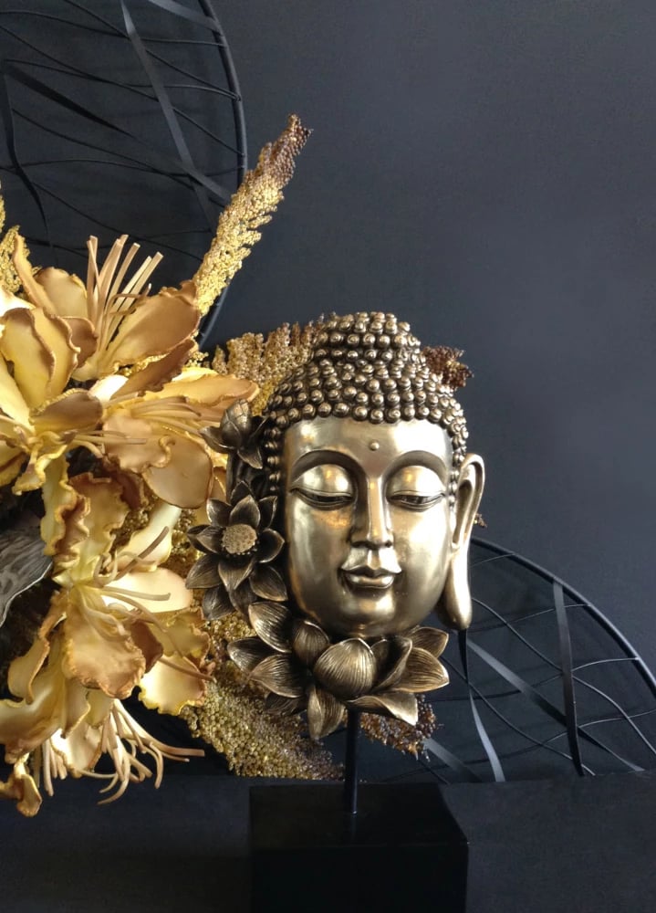 Dekor Buda me lule lotus, polirezine, ngjyrë ari e zezë, 19x9x35cm
