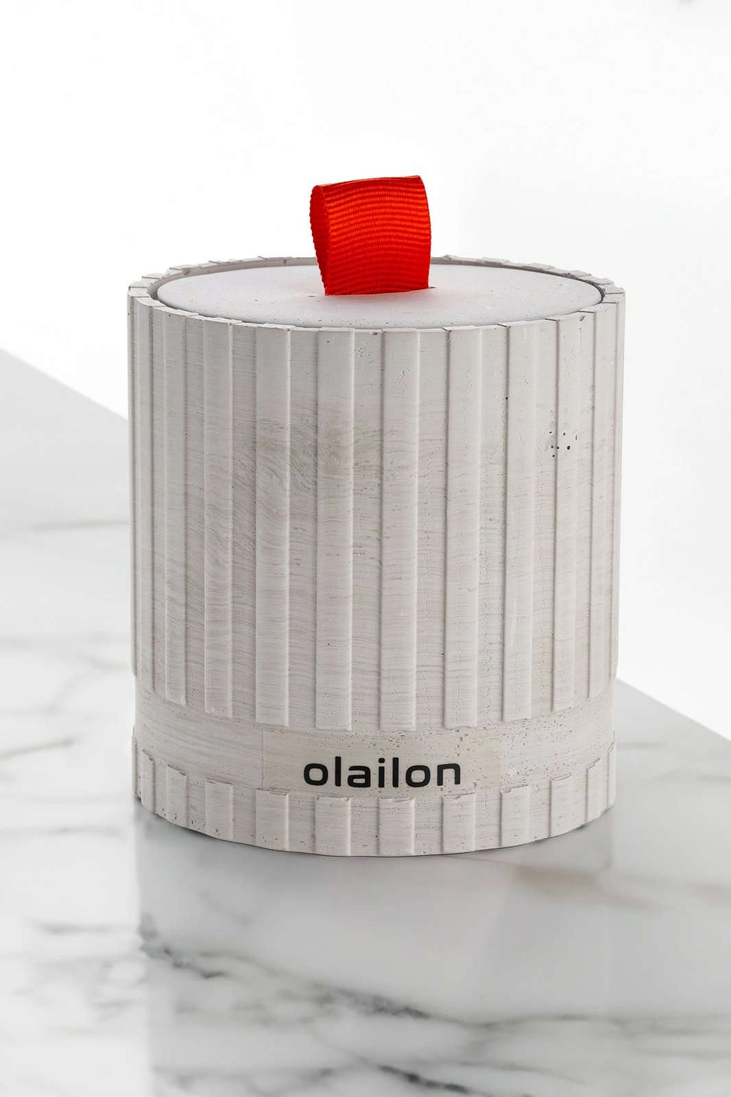 Qiri dekorativ prej betoni, ngjyrë gri, me shirit të kuq, Evila Originals, 8x8.5cm