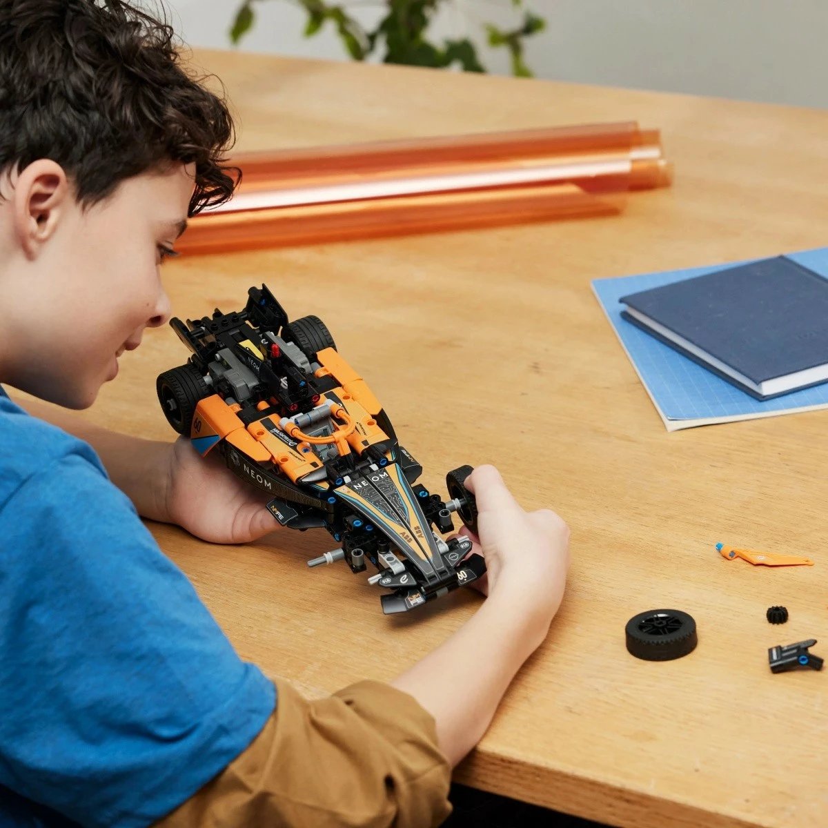 Set LEGO Technic NEOM McLaren Formula E Race Car 42169, 452 pjesë, pull-back, për fëmijë 9+, portokalli/zezë