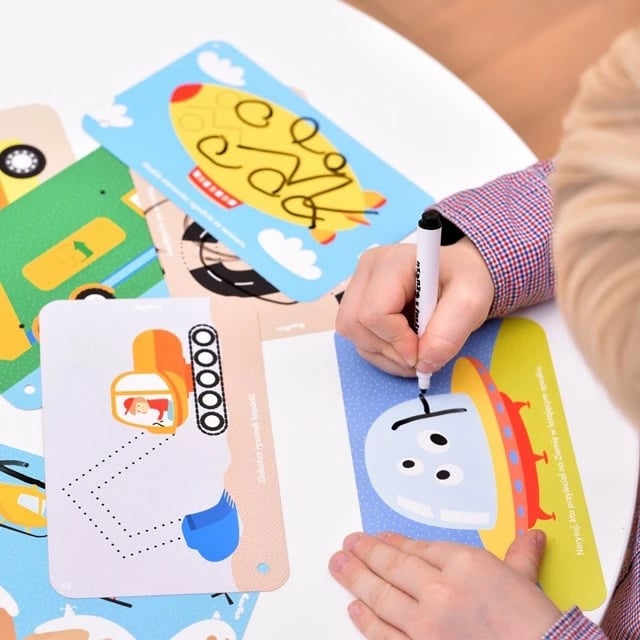 Set edukativ CzuCzu 3562 me libër 56 faqe dhe pisak të fshirshëm, për fëmijë 3+