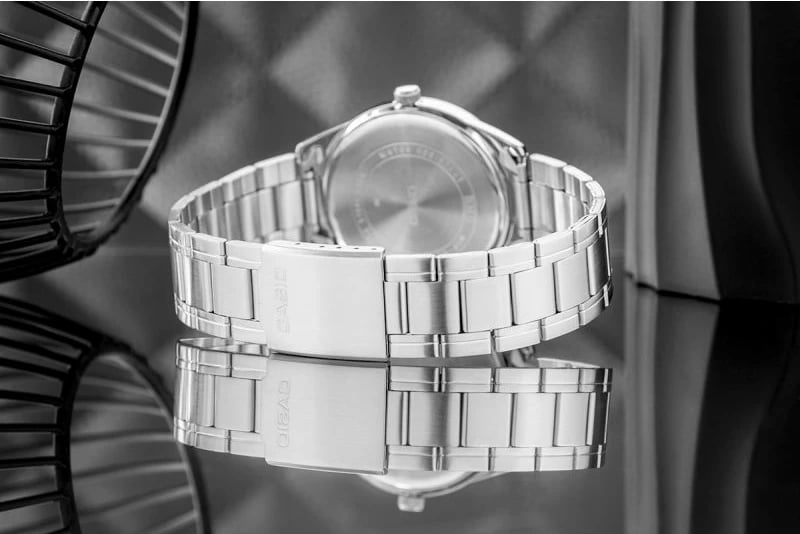 Orë dore për meshkuj CASIO, e zezë