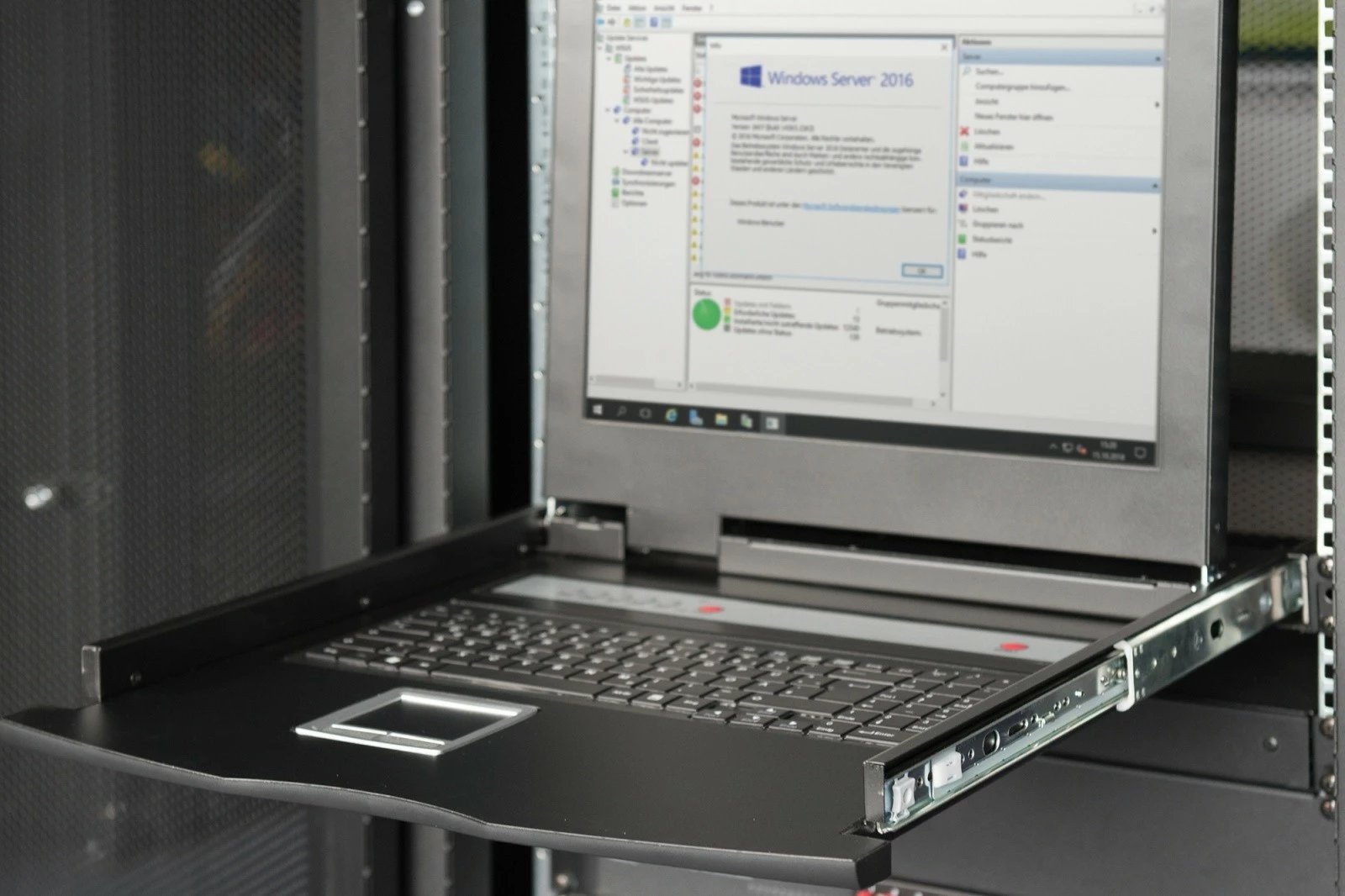 Konsolë rack Digitus DS-72210-2US me ekran 17", KVM 8 porta, tastierë US, touchpad, e zezë