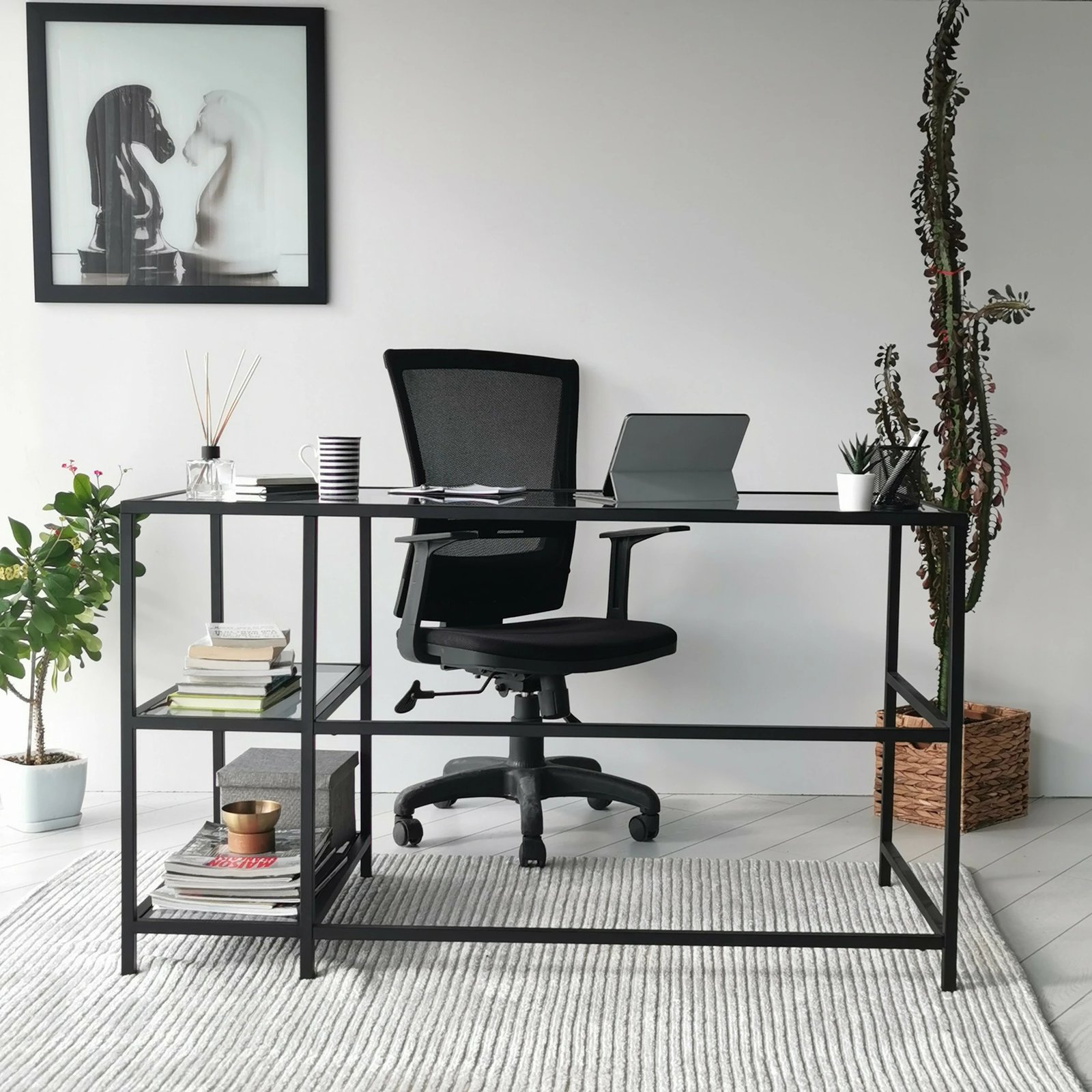 Tavolinë pune moderne Hanah Home, Master Çalışma Masası, 130x60cm, xham i temperuar, kornizë metalike, ngjyrë e zezë dhe fume