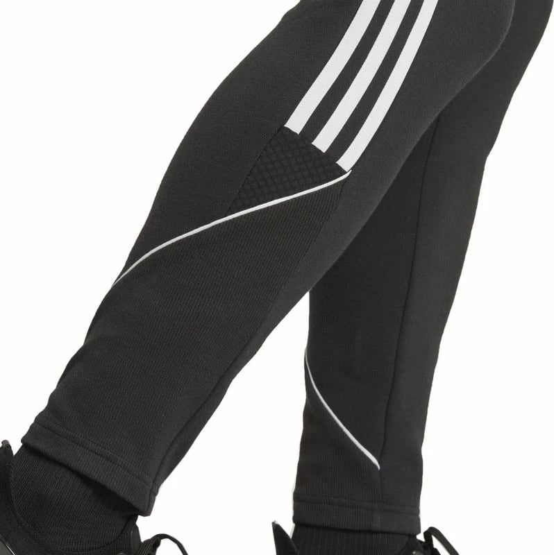 Trenerka të poshtme për femra Adidas, të zeza