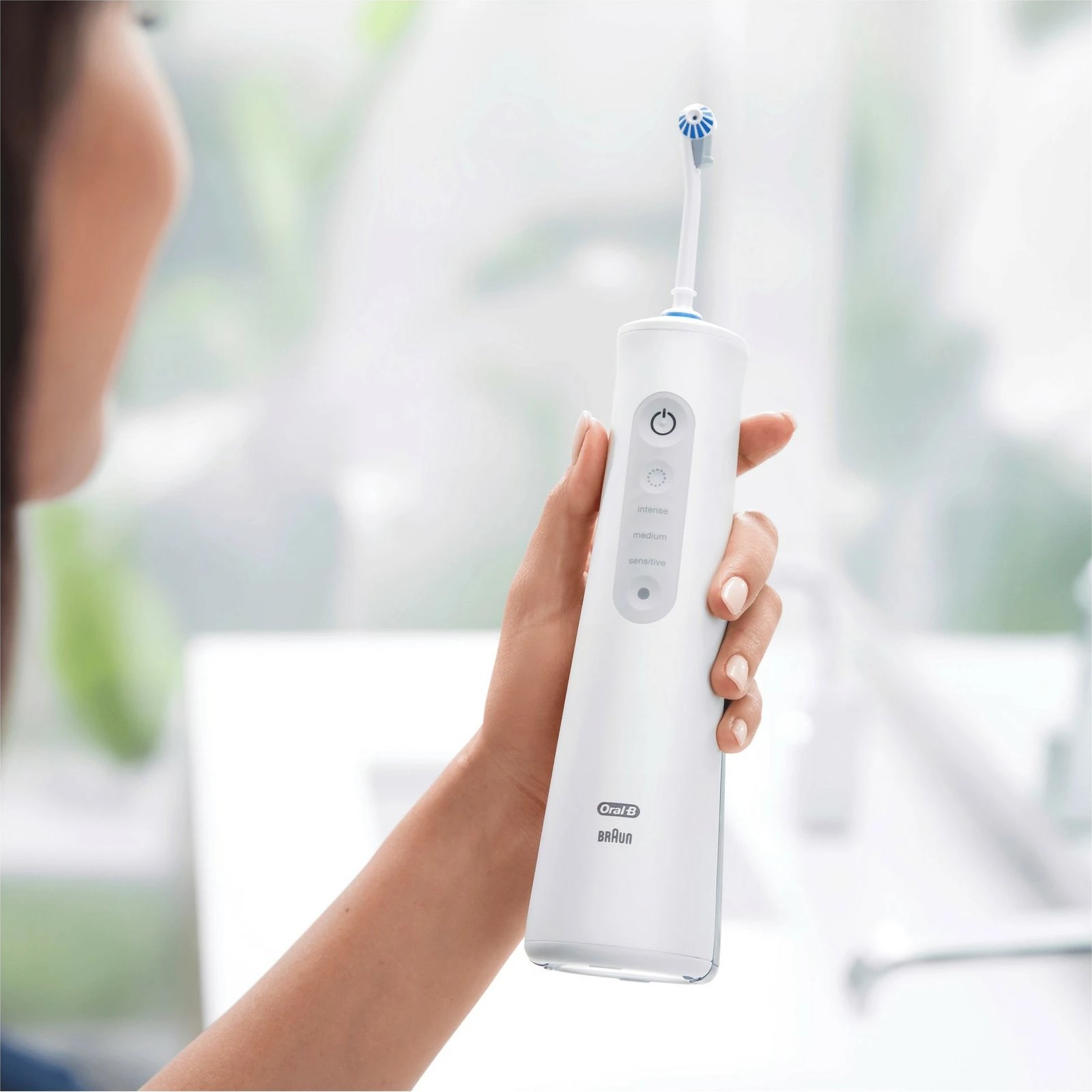 Irigator oral pa kabllo Oral-B AquaCare 6 Pro-Expert, 0.15 L, e bardhë