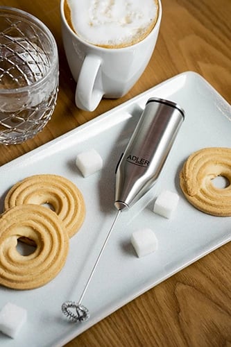 Rrahës qumështi Adler AD 4500, trup dhe tel çelik, me qëndrim, me bateri 2xAA, INOX