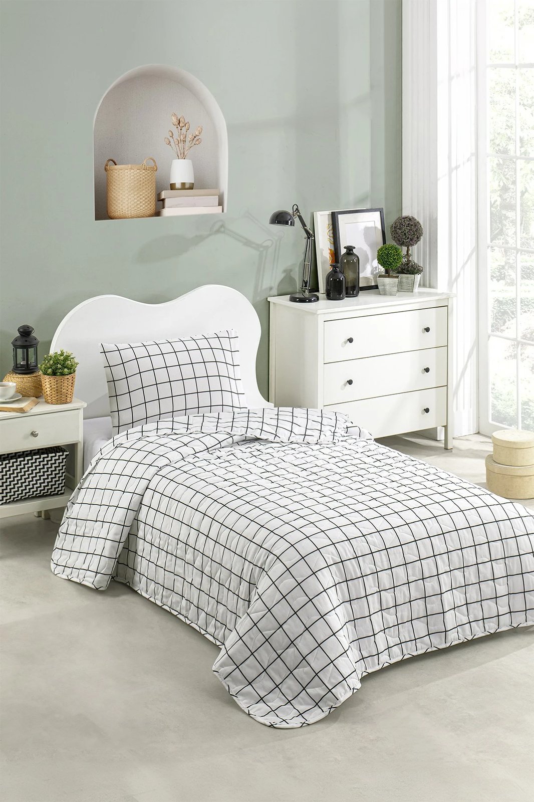 Përparëse për shtrat tek, Artus, e zezë-bardhë