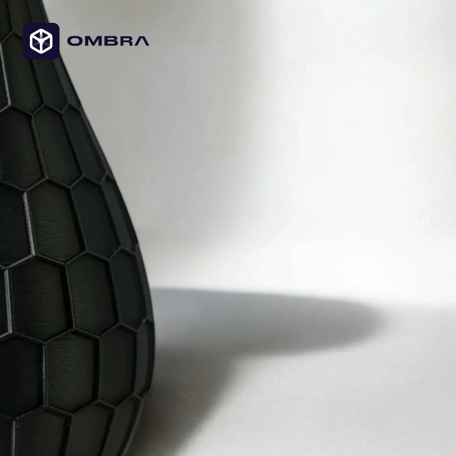 Vazo dekorative me strukturë gjeometrike, e zezë