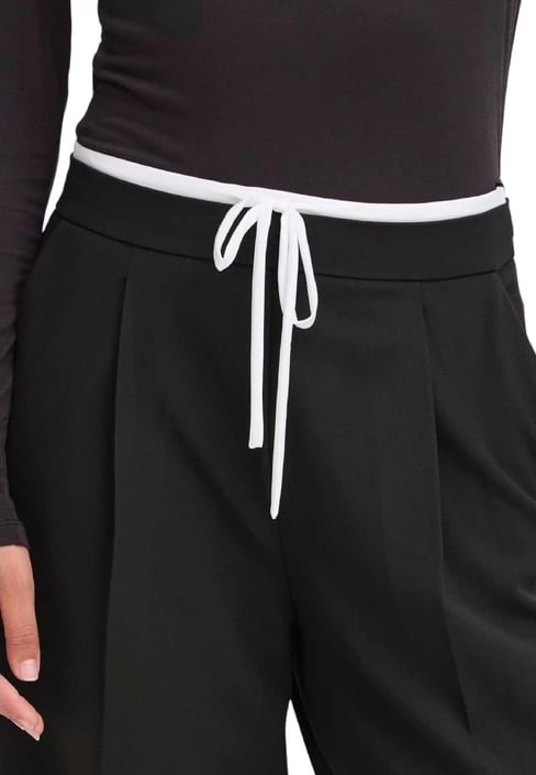 Pantallona Ichi femra të zeza