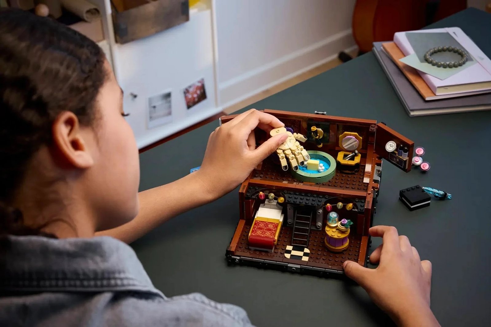 Set LEGO Wednesday Thing's Apartment 76785, 828 pjesë, për fëmijë 10+