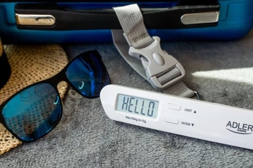 Peshore bagazhi udhëtimi, Adler AD 8191, kapacitet 50 kg, saktësi 10 g, ekran LCD me ndriçim, funksione Tare/Hold dhe sinjal peshë-synim, e bardhë