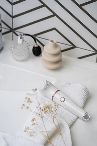 Furçë pastrimi fytyre, Adler AD 2178, 3 koka ndërroshme, IPX7, 2x AAA, me grep varës dhe kapak mbrojtës